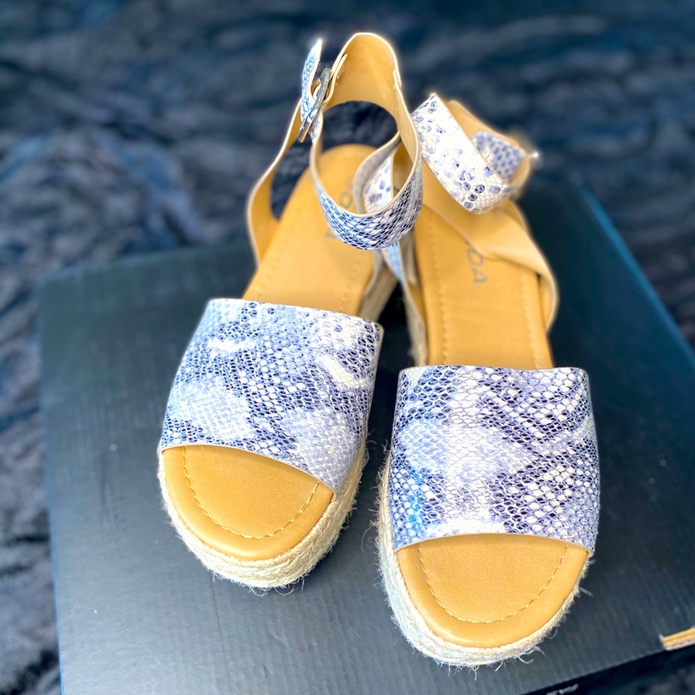 Sandals - Picture 4 of 4